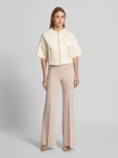 Frauenmodel trägt Jacke mit 1/2-Arm und Reißverschlusstaschen von Rinascimento in Creme, Viskose-Mix, gerader Schnitt, Ganzkörperansicht von vorne