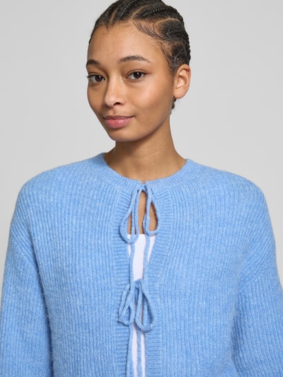 Gina Tricot Cardigan mit Schnürverschluss Hellblau 3