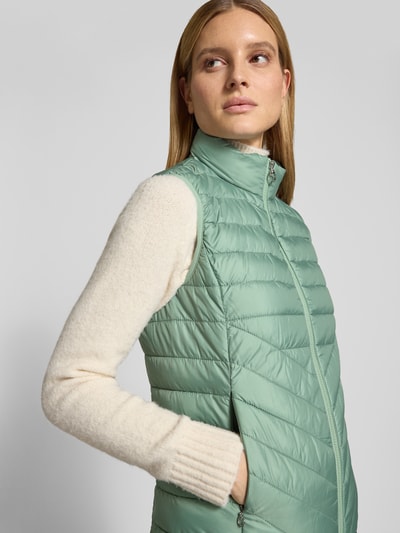Vrouwenmodel draagt Regular Fit Bodywarmer met ritssluitingzakken van s.Oliver RED LABEL, look: effen, opstaande kraag, doorgestikt materiaal, ganzekijk van voren.