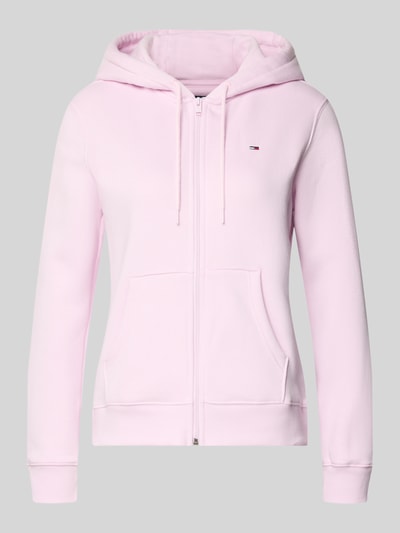 Produktfoto, Regular Fit Sweatjacke aus katoenmix van Tommy Jeans in effen lichtroze, geribde rompzoom en mouwboord, kangoeroezak, capuchon met tunnelkoord, gestikt logo, sweatmateriaal.
