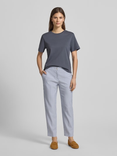 Vrouwenmodel draagt Hose aus Seersucker in verkürzter Passform van Christian Berg Woman in blauw met witte strepen, steekzakken, achterzakken, bandwijdte 40 cm, binnenbeenlengte 65 cm, verkort pasvorm, dames broek, seersucker, confectiematen, maat 36, geheellichaamsaanzicht van voren.