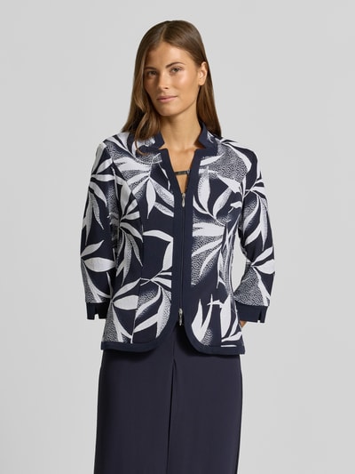 Kobiece modelka nosi Regular Fit Longblazer mit Reißverschluss von Vera Mont w granatowo-białe wzory liści, tekstura gładka, zamek błyskawiczny, widok od przodu, ujęcie górnej części ciała.