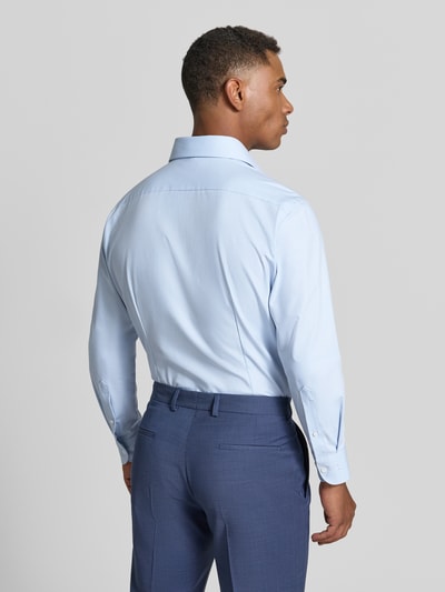 Männermodel trägt lichtblauw Modern Fit Businesshemd aus Baumwoll-Mix von OLYMP, effen look, Kentkraag, twill met stretch, strijkvrij, ademend, sneldrogend, lange mouw, in de wijdte verstelbare manchetten, puur katoen, ruglengte 78 cm, schouderbreedte 48 cm, mouwlengte 66 cm, Ganzkörperansicht Rückansicht