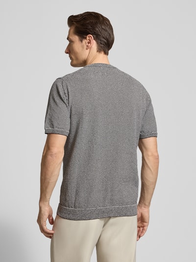 Männermodel trägt Strickshirt mit Rundhalsausschnitt von JAKE*S STUDIO MEN im Allover-Look, Material-Mix, Regular-Fit, Ganzkörperansicht Rückansicht.