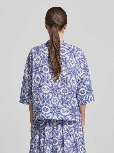 Kobiece model prezentuje bluzka Regular Fit Bluse mit Schlüsselloch-Ausschnitt Modell 'Beyda' von JOOP!, mieszanka modalu, wzór na całej powierzchni, rękaw o dł. 3/4, widok całej sylwetki z tyłu.