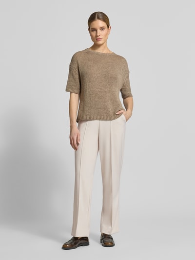 Frauenmodel trägt Wide Fit Stoffhose mit Viskose-Anteil Modell 'Lurex' von monari in Beige mit Bund, Gesäßtaschen, Eingrifftaschen, Elastischer-Material-Mix, Ganzkörperansicht von vorne.