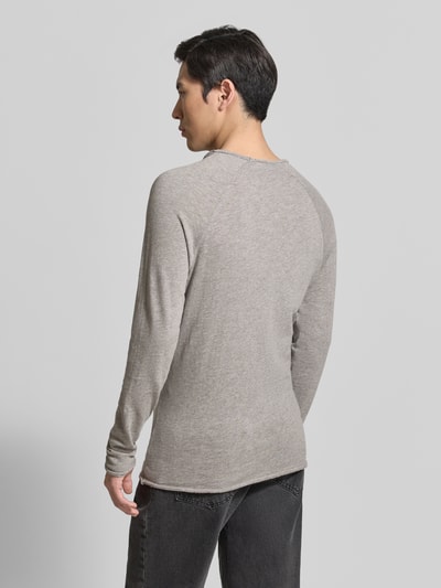 Männermodel trägt Regular Fit Pullover mit Rundhalsausschnitt Modell 'Sonoma' von American Vintage aus Reiner Baumwolle in Beige, Rückenlänge bei Größe M 66 cm, Ganzkörperansicht Rückansicht.