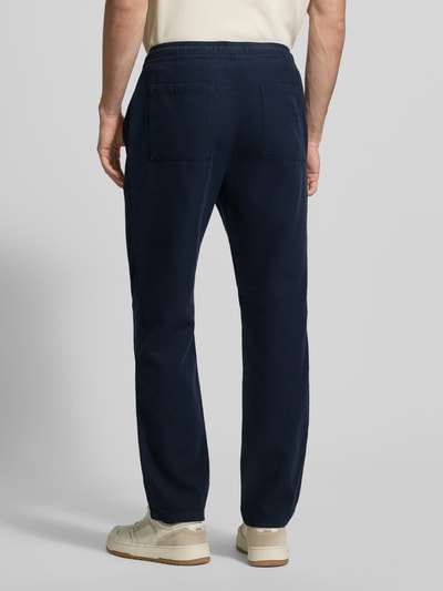 Männermodel trägt Hose mit elastischem Bund und Tunnelzug von JAKE*S STUDIO MEN aus Reiner Baumwolle, Relaxed-Fit, Gesäßtaschen, navyblau, Ganzkörperansicht Rückansicht.
