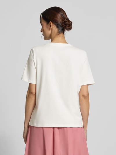 Modelka nosi Regular Fit T-Shirt mit floralem Besatz od Christian Berg Woman Selection, elastyczna mieszanka bawełny, tył, krój regular fit, długość pleców w rozmiarze 36: 55 cm, widok całej sylwetki z tyłu
