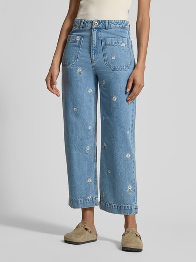 Frauenmodel trägt Jeans in verkürzter Passform mit Stitchings von Jake*s Casual in Hellblau mit geradem Schnitt und dezenten Stickereien, Nahaufnahme Oberkörper. Bundweite und Innenbeinlänge bei Größe 36 berücksichtigt, sichtbare Eingrifftaschen.