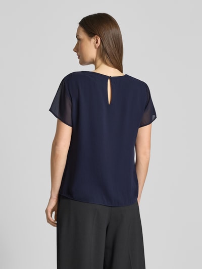 Modelka nosi Regular Fit Blusenshirt mit semitransparenten Ärmeln od s.Oliver BLACK LABEL, granatowa, krój regular fit, chiffon, widok z tyłu całej sylwetki.
