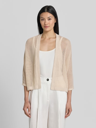 Frauenmodel trägt Strickjacke in offener Passform mit 3/4-Arm von Comma aus Reiner Baumwolle mit Strukturmuster in Beige, Nahaufnahme Oberkörper.