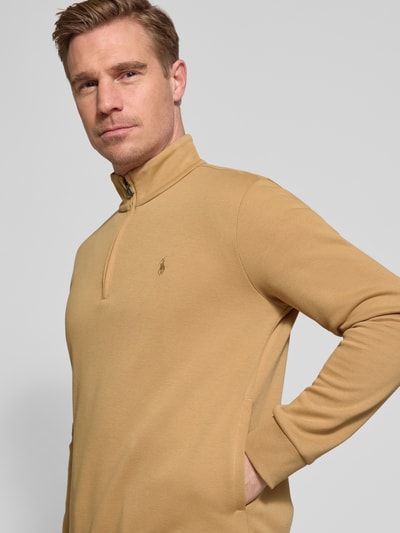 Männermodel draagt Regular Fit Troyer aus katoenmix van Polo Ralph Lauren in effen kleuren met logodetail, schipperskraag, korte ritssluiting, lange mouw met geribde mouwboord en rompzoom, sweatmateriaal, Nahaufnahme Oberkörper.