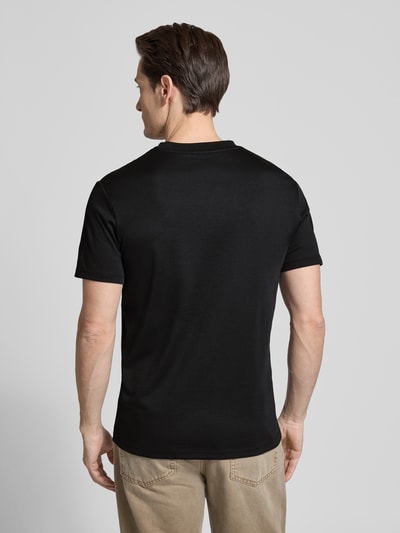Männermodel trägt T-Shirt mit Rundhalsausschnitt von CK Calvin Klein, schwarzer Baumwoll-Mix, regular fit, Ganzkörperansicht Rückansicht.