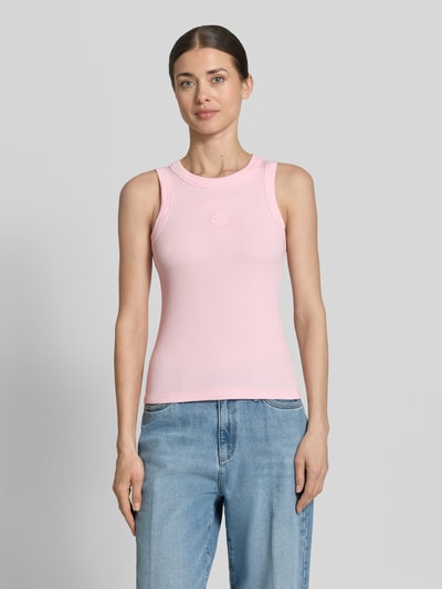 Frauenmodel trägt Slim Fit Tank Top aus Baumwoll-Mix Modell 'SMILE CAISA TANK TOP' von Vero Moda, Optik: Unifarben, Motiv-Stitching, Rundhals, Feinripp, Ganzkörperansicht von vorne.