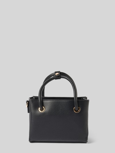 Produktfoto, schwarze Handtasche mit Label-Detail Modell 'ALEXIA' von VALENTINO BAGS, abnehmbarer Schulterriemen, Hauptfach mit Reißverschluss, Tragehenkel, Breite 21 cm, Länge 15 cm, Tiefe 10 cm, Länge Schulterriemen 123 cm, strukturierte Leder-Optik, goldfarbene Metallringe, minimalistisch.