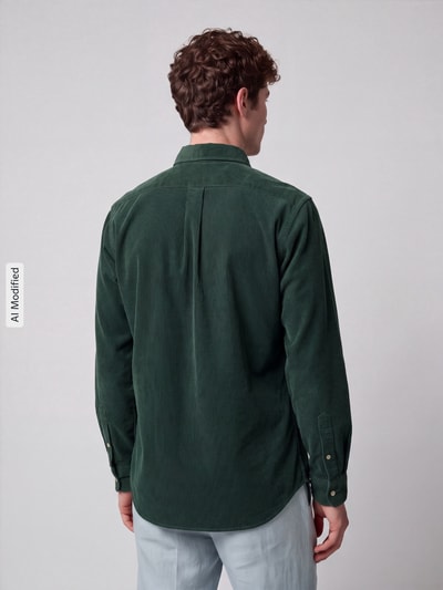 Männermodel trägt dunkelgrünes Custom Fit Freizeithemd aus reiner Baumwolle mit POLO BEAR Stitching von Polo Ralph Lauren, Herren Freizeithemd, Ganzkörperansicht Rückansicht, KI-modifiziertes Bild
