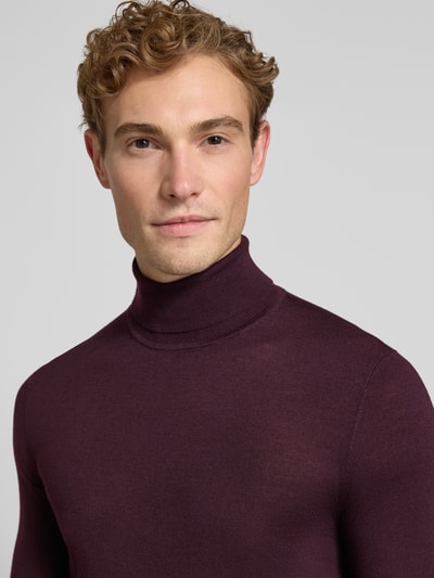 Männermodel trägt shirt met lange mouwen van zuiver wol, model 'Nevile' van Tiger of Sweden, semi-transparante look, ribboorden, nahaufnahme bovenlichaam. Context: heren shirt met lange mouwen, recht model, col, ruglengte maat M 70 cm, mouwlengte maat M 69 cm.