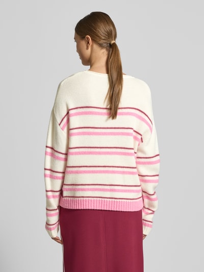 Modelka nosi Regular Fit Pullover aus Alpaka-Mix mit Kaschmir-Anteil von Marc Cain, kremowo-różowe paski, dzianina, widok całej sylwetki od tyłu.