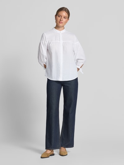 Vrouwenmodel draagt Regular Fit Bluse met 3/4-mouw en knoopdetail van Christian Berg Woman in puur katoen, all-over look, opstaande kraag, verborgen knoopsluiting, ruglengte maat 36: 67 cm, mouwlengte maat 36: 34 cm, geheellichaamsaanzicht van voren.
