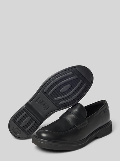 Produktfoto, czarne loafersy z naturalnej skóry, zaokrąglony czubek, profilowana podeszwa, Model 'Norman' od Camper, Wysokość obcasa w rozmiarze 44: 3 cm, Wysokość cholewki w rozmiarze 44: 6 cm, Szerokość w rozmiarze 44: 13 cm