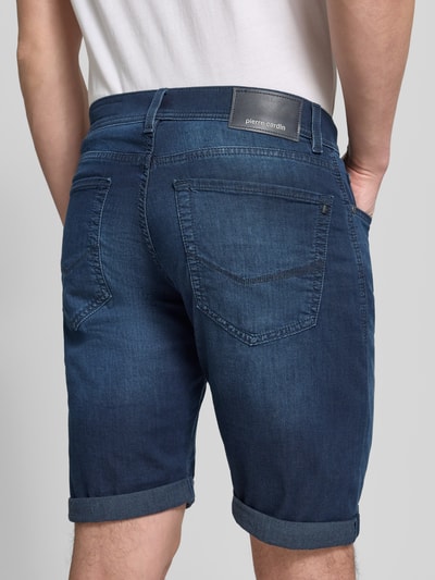Männermodel trägt Jeansshorts mit Label-Detail von Pierre Cardin in Dunkelblau, Baumwoll-Mix, Regular Fit, Ganzkörperansicht Rückansicht.