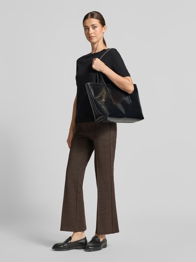 Frauenmodel trägt Weite Hose aus Viskose Modell-Mix 'FRANCOISE' von CAMBIO in Braun, kombiniert mit schwarzem Shirt, Ganzkörperansicht von vorne. Damen Weite Hose von CAMBIO.