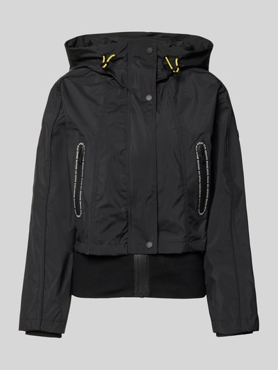 Produktfoto, schwarze Jacke mit Reißverschlusstaschen Modell 'AMELIA' von khujo, Kapuze mit Tunnelzug, verdeckter Reißverschluss, Regular Fit