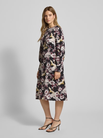 Frauenmodel trägt Midikleid mit Rundhalsausschnitt Modell 'Orelia' von GUIDO MARIA KRETSCHMER WOMAN, Viskose-Mix, florales Muster, lockerer Schnitt, Ganzkörperansicht von vorne.