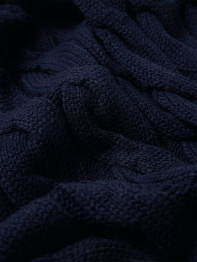 Produktfoto, Schal aus Baumwoll-Mix von Oui, dunkelblau, rechteckige Form, Zopfmuster, grob gestrickte Textur, Detailaufnahme