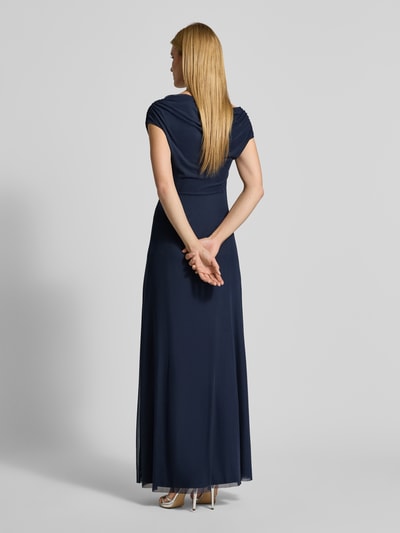 Frauenmodel trägt Regular Fit Abendkleid mit Raffungen von Christian Berg Cocktail in Dunkelblau, fließender Stoff, Ganzkörperansicht Rückansicht.