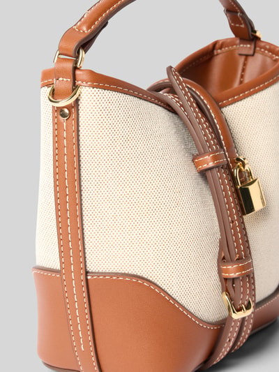 Produktfoto, Bucket-Bag in Flecht-Optik von Mango mit geteiltem Hauptfach, Schnallenverschluss, Abnehmbare Schulterriemen, braun-beige, Maße: Breite 20 cm, Länge 19 cm, Tiefe 11 cm, Länge Schulterriemen 111 cm, feine Textur und goldfarbene Details.