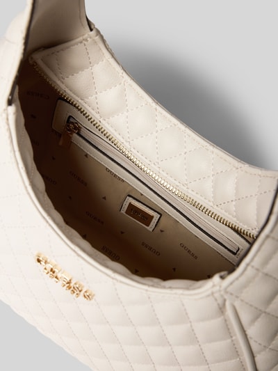 Produktfoto, Handtasche mit Steppnähten Modell 'ATABEY HOBO' von Guess in Creme mit Hauptfach, Reißverschluss, Label-Applikation, Anhänger, 22x20x8 cm, Schulterriemen 50 cm.