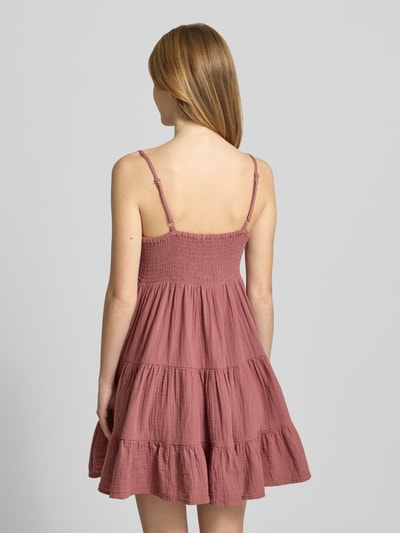 Frauenmodel trägt Fit and Flare Freizeitkleid aus reiner Baumwolle Modell 'TILLY' von Only in Altrosa, strukturierte Oberfläche, Ganzkörperansicht Rückansicht, Damen Freizeitkleid.