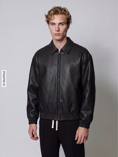 Männermodel trägt Regular Fit Kunstlederjacke Modell 'REX' von ONLY, schwarze Oberfläche, glatte Textur, Herrenjacke, Ganzkörperansicht von vorne, KI-modifiziertes Bild. Herren Leder- / Kunstlederjacke von ONLY & SONS.