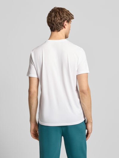 Männermodel trägt T-Shirt mit Logo und Rundhalsausschnitt von PUMA PERFORMANCE, weiß, Regular Fit, Rückenlänge 70 cm, Ganzkörperansicht Rückansicht.