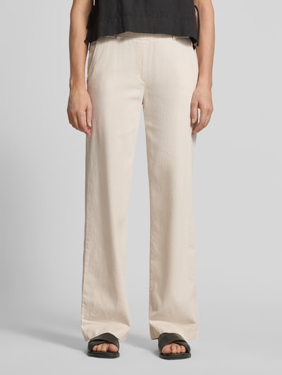 Frauenmodel trägt Flared Jeans aus Baumwoll-Mix Modell 'PAM' von Raphaela By Brax in heller Denim-Optik mit Gürtelschlaufen, elastischem Bundabschluss, Ganzkörperansicht von vorne.