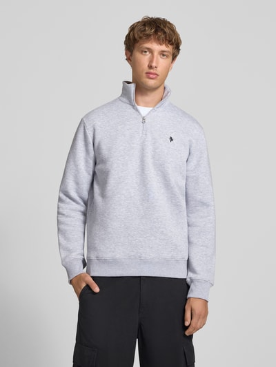 Männermodel trägt Slim Fit Sweatshirt aus reiner Baumwolle von REVIEW in Hellgrau, gerippte Abschlüsse, Nahaufnahme Oberkörper.