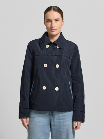 Frauenmodel trägt Jacke mit Ärmelriegeln von Amber & June in Dunkelblau, Regular Fit, Zweireiher, Umlegekragen, Eingrifftaschen, Ganzkörperansicht von vorne.
