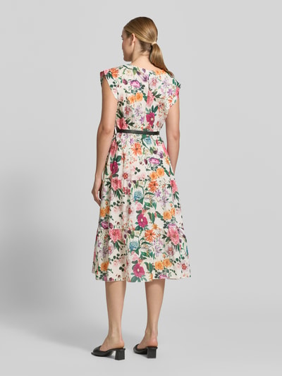 Frauenmodel trägt Midikleid mit Gürtel Modell 'Ol44iviraa' von ZABAIONE aus Reine Baumwolle, bunter Allover-Look, Ganzkörperansicht Rückansicht.