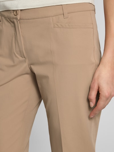 Frauenmodel trägt Damen Chino aus Techno Cotton Superstretch Modell 'UTE' von Raffaello Rossi, Beige, Elastischer-Material-Mix, Nahaufnahme Oberkörper.