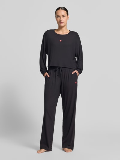 Frauenmodel trägt schwarzes Relaxed Fit Sweatshirt aus Modal-Mix Modell 'HUGO HEART' von HUGO, Damen Sweatshirt, Ganzkörperansicht von vorne