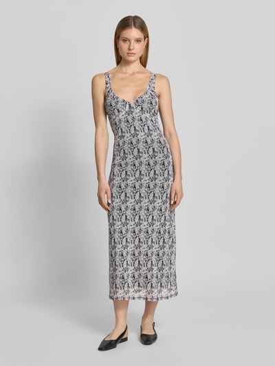 Frauenmodel trägt Körpernahes Freizeitkleid mit Allover-Muster Modell 'STEPH' von Vero Moda, Optik:Allover-Muster, Passform:Körpernah, Ausschnitt:V-Ausschnitt, Trägerform:schmale Träger, Saum:Gerade, Ganzkörperansicht von vorne.
