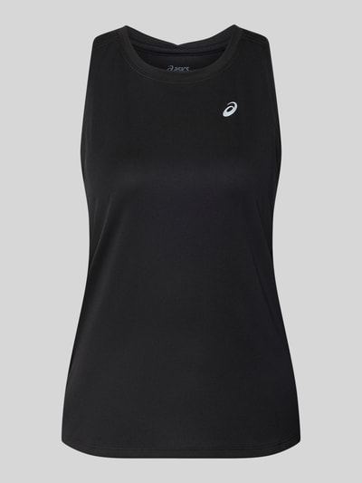 Frauenmodel trägt schwarzes Tanktop mit Rundhalsausschnitt Modell 'CORE' von ASICS TIGER, reflektierendes Logo, Regular Fit, Nahaufnahme Oberkörper.