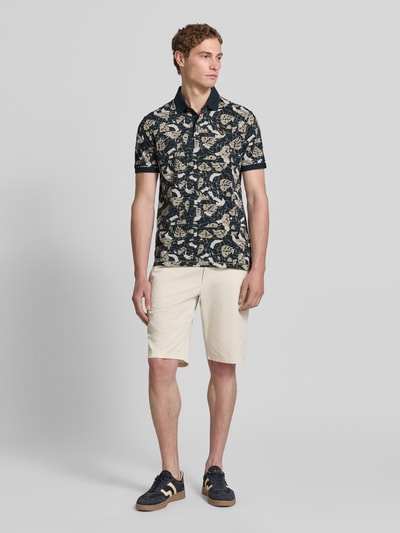 Männermodel trägt Slim Fit Poloshirt im Allover-Look von PME Legend aus Baumwoll-Elasthan-Mix, Knopfleiste, Label-Stitching, Ganzkörperansicht von vorne. Rückenlänge bei Größe M: 72 cm.