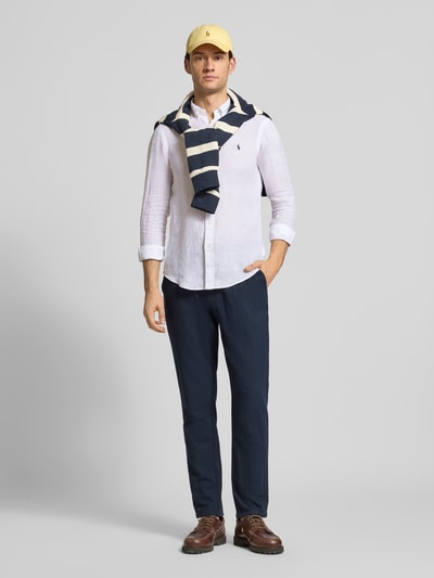 Mannelijk model draagt Slim Fit vrijetijdsoverhemd uit puur linnen van Polo Ralph Lauren, effen kleuren, logodetail, lange mouw, geheel aanzicht van voren