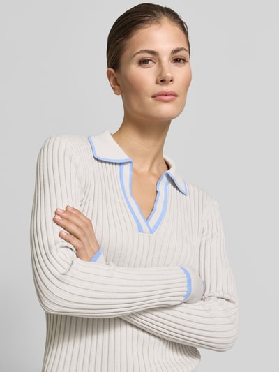 Kobiece model prezentuje Strickpullover mit V-Ausschnitt od KARO KAUER EXKLUSIV z czystej bawełny, slim fit, widok z przodu, zbliżenie na górną część ciała.