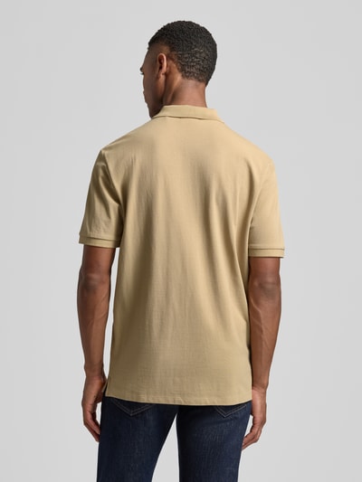 Männermodel trägt Regular Fit Poloshirt aus reiner Baumwolle Modell 'DONOS222' von HUGO in Beige, Rückenansicht, mittlere Aufnahme. Passform Regular Fit, Label-Applikation, Polokragen, V-Ausschnitt, Verschluss kurze Knopfleiste, Kurzarm mit elastischem Ärmelabschluss und Rumpfabschluss mit Seitenschlitzen, Materialverarbeitung Webware, reine Baumwolle.