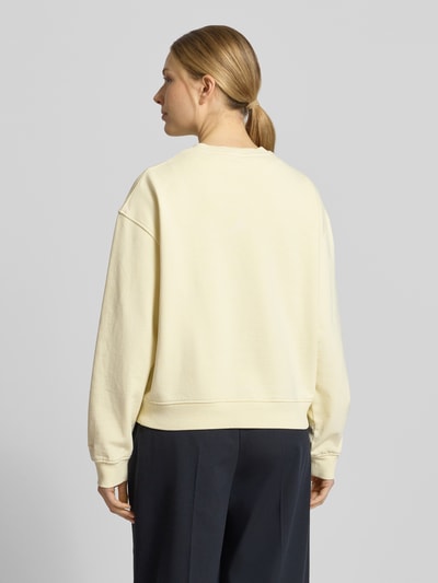 Modelka kobieca nosi Sweatshirt mit Rundhalsausschnitt Modell 'SAVAN' od Samsøe Samsøe, bawełna, krój relaxed fit, kolor kremowy, widok całej sylwetki z tyłu.