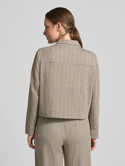 Frauenmodel trägt Regular Fit Hemdjacke mit Viskose-Anteil von s.Oliver BLACK LABEL in Beige mit feiner Struktur, Ganzkörperansicht Rückansicht.